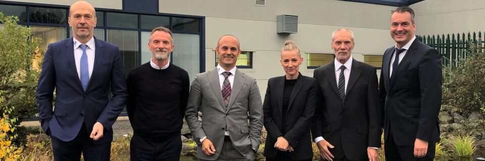 Die neuen Partner Martin Wedel, CFO bei Schumacher Packaging Gruppe, Mark Amyes, Sales Manager bei Jaffabox ,Björn Schumacher, CEO von Schumacher Packaging, Annette Amyes, General Manager bei Jaffabox, Frank Amyes, CEO von Jaffabox und Jochen Drösel, Sales Manager bei Schumacher Packaging, (v. l.). Die neuen Partner Martin Wedel, CFO bei Schumacher Packaging Gruppe, Mark Amyes, Sales Manager bei Jaffabox ,Björn Schumacher, CEO von Schumacher Packaging, Annette Amyes, General Manager bei Jaffabox, Frank Amyes, CEO von Jaffabox und Jochen Drösel, Sales Manager bei Schumacher Packaging, (v. l.).