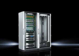 Time-to-Market: Das „Rittal Edge Data Center“ besteht aus zwei „TS IT“-Racks des Herstellers sowie auf den jeweiligen Einsatzzweck abgestimmten Modulen für Klimatisierung, Energieverteilung, USV, Brandschutz, Monitoring und Zugriffsschutz. Die schlüsselfertige, standardisierte Infrastruktur ist um je zwei Racks erweiterbar. Damit sind Edge-Datacenter schnell und kostengünstig aufbaubar. Time-to-Market: Das „Rittal Edge Data Center“ besteht aus zwei „TS IT“-Racks des Herstellers sowie auf den jeweiligen Einsatzzweck abgestimmten Modulen für Klimatisierung, Energieverteilung, USV, Brandschutz, Monitoring und Zugriffsschutz. Die schlüsselfertige, standardisierte Infrastruktur ist um je zwei Racks erweiterbar. Damit sind Edge-Datacenter schnell und kostengünstig aufbaubar.