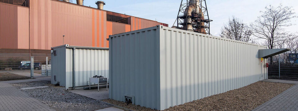Unternehmen wie Thyssenkrupp Steel nutzen zum Aufbau von Edge-Infrastrukturen IT-Container. Die hier abgebildeten Container von Rittal sind durch ihre Stahlbauweise sicher, verfügen über eine wetterfeste Ummantelung und lassen sich auch im Außenbereich aufstellen. Unternehmen wie Thyssenkrupp Steel nutzen zum Aufbau von Edge-Infrastrukturen IT-Container. Die hier abgebildeten Container von Rittal sind durch ihre Stahlbauweise sicher, verfügen über eine wetterfeste Ummantelung und lassen sich auch im Außenbereich aufstellen.