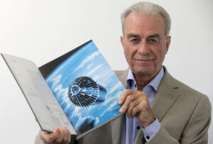 Hubertus Wanke zeigt ein Buch über den ersten deutschen Forschungssatelliten Azur. Der Start des ersten deutschen Forschungssatelliten Azur 1969 im Kontrollzentrum Oberpfagffenhofen bewegt Wanke noch heute. Hubertus Wanke zeigt ein Buch über den ersten deutschen Forschungssatelliten Azur. Der Start des ersten deutschen Forschungssatelliten Azur 1969 im Kontrollzentrum Oberpfagffenhofen bewegt Wanke noch heute.