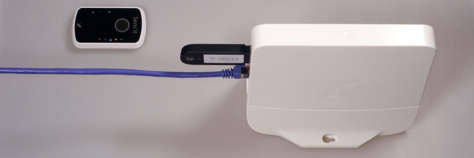 Nutzer können die Access Station Micro nach Belieben aufstellen und damit die Sigfox-Versorgung ihrer IoT-Systeme sichern. Als Backhaul dienen dabei Ethernet oder Mobilfunk. Nutzer können die Access Station Micro nach Belieben aufstellen und damit die Sigfox-Versorgung ihrer IoT-Systeme sichern. Als Backhaul dienen dabei Ethernet oder Mobilfunk.