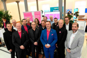 Der Autor Thomas Gierich (6.v.l.) und sein Team „Future Cloud Infrastructure“ bei T-Systems. Der Autor Thomas Gierich (6.v.l.) und sein Team „Future Cloud Infrastructure“ bei T-Systems.