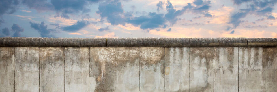Am 9. November 1989 fiel die Berliner Mauer, was nicht nur den Weg für die Wiedervereinigung des bis dahin geteilten Deutschlands freimachte, sondern auch den Fall des Eisernen Vorhangs markierte. Am 9. November 1989 fiel die Berliner Mauer, was nicht nur den Weg für die Wiedervereinigung des bis dahin geteilten Deutschlands freimachte, sondern auch den Fall des Eisernen Vorhangs markierte.