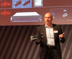 Udo Würtz, Deputy CTO von Fujitsu, Business Line Product Europe, präsentiert auf dem Fujitsu Forum eine DLU-Steckkarte, die ohne aktive Kühlung auskommt. Udo Würtz, Deputy CTO von Fujitsu, Business Line Product Europe, präsentiert auf dem Fujitsu Forum eine DLU-Steckkarte, die ohne aktive Kühlung auskommt.