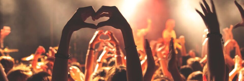 Marketing und Salesabteilungen buhlen daher mit großem Aufwand um die Wahrnehmung der Kunden. Doch wie werden aus Kunden Fans? Marketing und Salesabteilungen buhlen daher mit großem Aufwand um die Wahrnehmung der Kunden. Doch wie werden aus Kunden Fans?