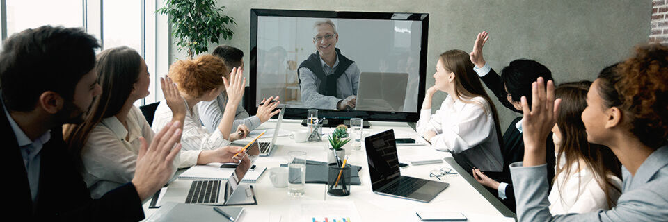 Cloud-basierte Videokonferenzlösungen sind Baustein einer ganzheitlichen Kommunikations- und Kollaborationsstrategie. Cloud-basierte Videokonferenzlösungen sind Baustein einer ganzheitlichen Kommunikations- und Kollaborationsstrategie.