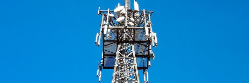 Die Genehmigungsverfahren für die Aufstellung von Mobilfunkmasten dauern oft lange. Die Genehmigungsverfahren für die Aufstellung von Mobilfunkmasten dauern oft lange.