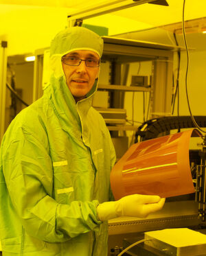 Am 2.2.2019 stellten Forscher von Dow Corning und IBM – hier Roger Dangel - auf der Konferenz "Photonics West" ein neues Polymer für Photonik vor. Das neue Material bietet bessere physikalische Eigenschaften, wie etwa Robustheit und Biegsamkeit. Das macht es laut IBM ideal für die Verwendung in Exascale-Computern, die eine Verarbeitungsgeschwindigkeit von 1 ExaFLOP/s (1 Mrd. mal 1 Milliarde Gleitkommaoperationen/s) aufweisen. Am 2.2.2019 stellten Forscher von Dow Corning und IBM – hier Roger Dangel - auf der Konferenz "Photonics West" ein neues Polymer für Photonik vor. Das neue Material bietet bessere physikalische Eigenschaften, wie etwa Robustheit und Biegsamkeit. Das macht es laut IBM ideal für die Verwendung in Exascale-Computern, die eine Verarbeitungsgeschwindigkeit von 1 ExaFLOP/s (1 Mrd. mal 1 Milliarde Gleitkommaoperationen/s) aufweisen.