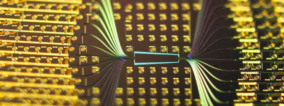 Das Produkt Supernova von Ayar Labs ist ein PIC, der als Multiplexer acht oder 16 Wellenlängen erzeugen kann. Das damit gelieferte Licht reicht für 256 Datenkanäle, die insgesamt 8,192 Tbit/s übertragen können. Das Produkt Supernova von Ayar Labs ist ein PIC, der als Multiplexer acht oder 16 Wellenlängen erzeugen kann. Das damit gelieferte Licht reicht für 256 Datenkanäle, die insgesamt 8,192 Tbit/s übertragen können.