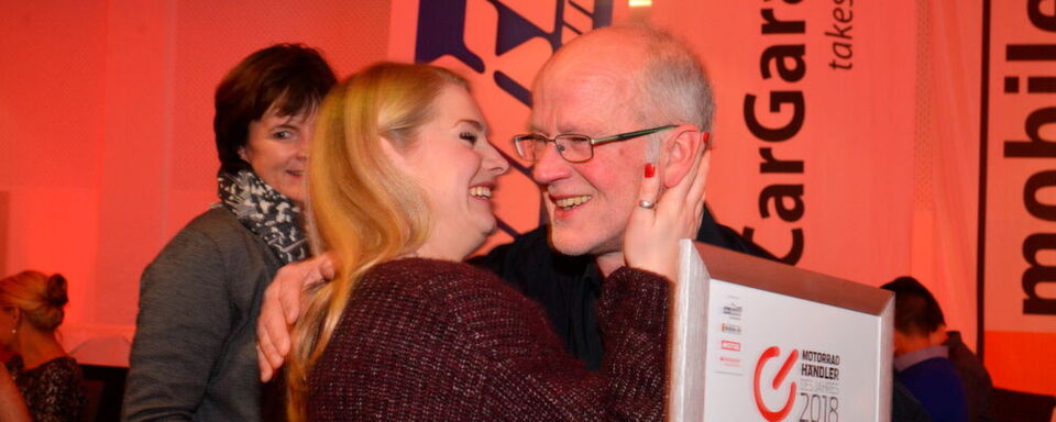 Küsschen für den Award-Winner des letzten Jahres, Rolf Weber von Witten und Weber. Wer holt sich den Titel „Motorradhändler des Jahres“ 2019? Küsschen für den Award-Winner des letzten Jahres, Rolf Weber von Witten und Weber. Wer holt sich den Titel „Motorradhändler des Jahres“ 2019?