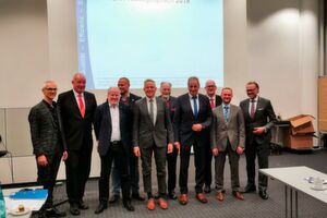 ASA-Jahrespressegespräch in Frankfurt (v.l.): Wolf Erik Schmitt, Fachbereichsleiter Hebetechnik; Wolfgang Börsch, Fachbereichsleiter Software und Dienstleistungen; Bernhard Hoffmann, Fachbereichsleiter Reifendienst und Achsmessgeräte; Christian Thalheimer, Leiter Arbeitsgruppe Scheinwerfereinstellprüfgeräte; Frank Beaujean, Präsident ASA; Jürgen Spieker, ASA-Beirat und Vorstandsmitglied; Harald Hahn, Vizepräsident ASA; Michael Hofmann, Fachbereichsleiter b2b; Andreas Weber, Fachbereichsleiter Abgasabsauganlagen sowie Olaf Mußhoff, Director Automechanika Frankfurt (zum Vergrößern anklicken). ASA-Jahrespressegespräch in Frankfurt (v.l.): Wolf Erik Schmitt, Fachbereichsleiter Hebetechnik; Wolfgang Börsch, Fachbereichsleiter Software und Dienstleistungen; Bernhard Hoffmann, Fachbereichsleiter Reifendienst und Achsmessgeräte; Christian Thalheimer, Leiter Arbeitsgruppe Scheinwerfereinstellprüfgeräte; Frank Beaujean, Präsident ASA; Jürgen Spieker, ASA-Beirat und Vorstandsmitglied; Harald Hahn, Vizepräsident ASA; Michael Hofmann, Fachbereichsleiter b2b; Andreas Weber, Fachbereichsleiter Abgasabsauganlagen sowie Olaf Mußhoff, Director Automechanika Frankfurt (zum Vergrößern anklicken).