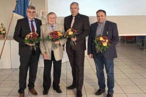 Mitgliederversammlung des Kfz-Gewerbes Sachsen: (v.li.) Ralf Herrmannsdorf (Präsident), Wolfgang Seifert (Ehrenmitglied), Michael Schneider (stellv. Präsident) und Henry Siebeneicher (Vorstandsmitglied). Mitgliederversammlung des Kfz-Gewerbes Sachsen: (v.li.) Ralf Herrmannsdorf (Präsident), Wolfgang Seifert (Ehrenmitglied), Michael Schneider (stellv. Präsident) und Henry Siebeneicher (Vorstandsmitglied).