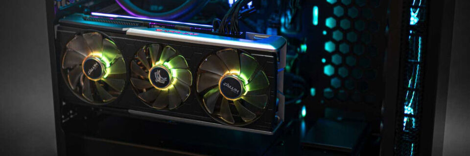 Die Special Edition der Sapphire Nitro+ RX 5700 XT ist unter anderem mit tansparenten Lüftern ausgestattet, die mittels konfigurierbarer RGB-LEDs beleuchtet werden. Die Special Edition der Sapphire Nitro+ RX 5700 XT ist unter anderem mit tansparenten Lüftern ausgestattet, die mittels konfigurierbarer RGB-LEDs beleuchtet werden.