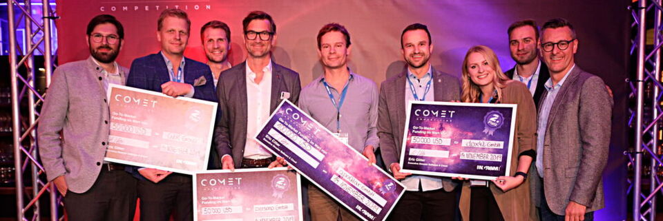 Strahlende Sieger (v. l.): Eric Gitter (Ingram Micro), Jörg Hensen, Georg von Rennenkampff (beide G2K), Lukas Keller (Presono), Sirko Pelzl (ApoQlar), Johannes Lindner, Denise Valentin (beide dox42), Igor Guss, Alexander Maier (beide Ingram Micro) Strahlende Sieger (v. l.): Eric Gitter (Ingram Micro), Jörg Hensen, Georg von Rennenkampff (beide G2K), Lukas Keller (Presono), Sirko Pelzl (ApoQlar), Johannes Lindner, Denise Valentin (beide dox42), Igor Guss, Alexander Maier (beide Ingram Micro)