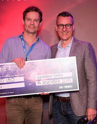 Sirko Pelzl (l.), CEO von ApoQlar, nahm den symbolischen Scheck von Alexander Maier, Chief Country Executive bei Ingram Micro, entgegen. Sirko Pelzl (l.), CEO von ApoQlar, nahm den symbolischen Scheck von Alexander Maier, Chief Country Executive bei Ingram Micro, entgegen.