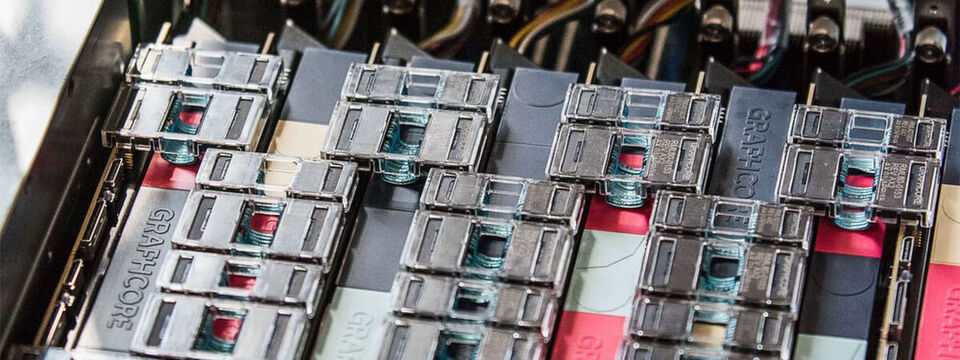 KI-Prozessoren sind stark im Kommen. Hersteller Graphcore kann nun mit guten Ergebnissen bei Vergleichtests aufwarten: Es zählen: Durchsatz, Latenz und Strombedarf KI-Prozessoren sind stark im Kommen. Hersteller Graphcore kann nun mit guten Ergebnissen bei Vergleichtests aufwarten: Es zählen: Durchsatz, Latenz und Strombedarf
