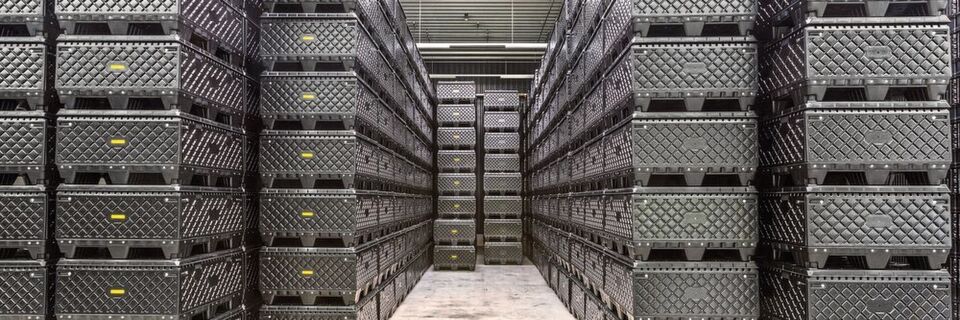 Außergewöhnliche Fracht: Mit solchen „MegaPack“-Faltsystemen von Söhner (hier dicht gedrängt im Blocklager) sollen Rollrasenabdeckungen für europäische Fußballstadien transportiert werden. Außergewöhnliche Fracht: Mit solchen „MegaPack“-Faltsystemen von Söhner (hier dicht gedrängt im Blocklager) sollen Rollrasenabdeckungen für europäische Fußballstadien transportiert werden.