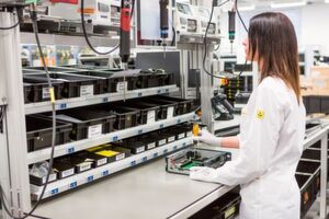 Bei B&R unterstützen Assistenzsysteme wie digitale Arbeitsanweisungen, Trainingsvideos und Pick-by-Light die Mitarbeiter. Bei B&R unterstützen Assistenzsysteme wie digitale Arbeitsanweisungen, Trainingsvideos und Pick-by-Light die Mitarbeiter.