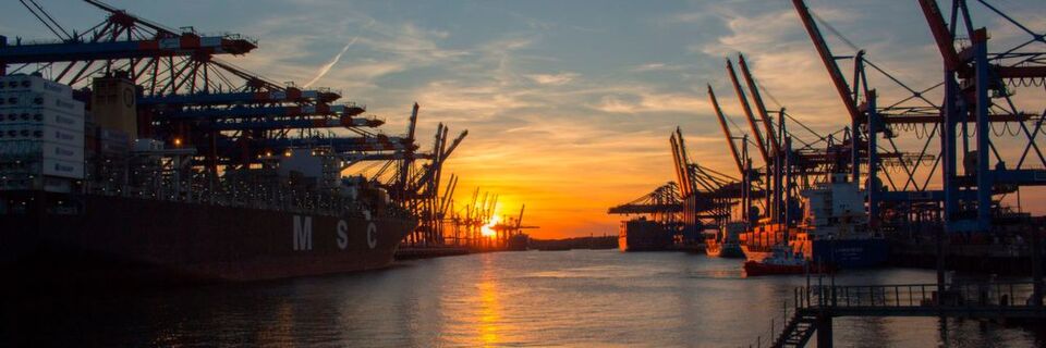 Auf einen Frachthafen übertragen sind die Worker Nodes für das Ausliefern der Container zuständig, die Master Nodes regeln den kompletten Betriebsablauf. Auf einen Frachthafen übertragen sind die Worker Nodes für das Ausliefern der Container zuständig, die Master Nodes regeln den kompletten Betriebsablauf.
