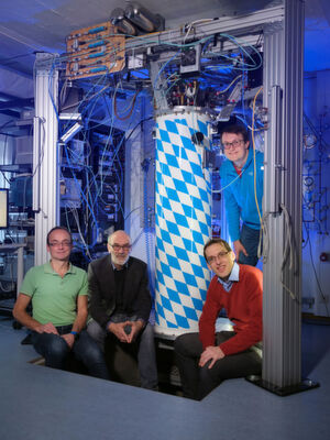Die Macher des Quanten-LAN (v.l.): Dr. Achim Marx, Prof. Dr. Rudolf Gross, Dr. Frank Deppe und Dr. Kirill Fedorov (vlnr) haben am Walther-Meißner-Institut (WMI) der Bayerischen Akademie der Wissenschaften erstmalig ein LAN für Quantenkommunikation realisiert. Die Macher des Quanten-LAN (v.l.): Dr. Achim Marx, Prof. Dr. Rudolf Gross, Dr. Frank Deppe und Dr. Kirill Fedorov (vlnr) haben am Walther-Meißner-Institut (WMI) der Bayerischen Akademie der Wissenschaften erstmalig ein LAN für Quantenkommunikation realisiert.