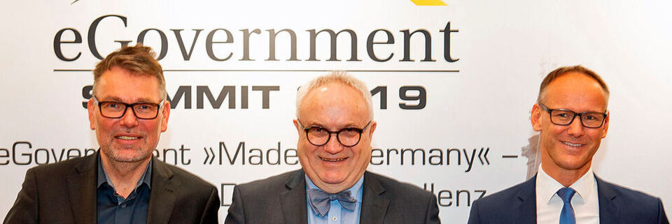 Die Preisträger des eGovernmentSummit 2019: Staatssekretär Dr. Hartmut Schubert, eGovernment Leadership Award; der Bremer Staatsrat Hening Lühr, Digital Transformation Award und der CIO der Stadt Karlsruhe Markus Losert Die Preisträger des eGovernmentSummit 2019: Staatssekretär Dr. Hartmut Schubert, eGovernment Leadership Award; der Bremer Staatsrat Hening Lühr, Digital Transformation Award und der CIO der Stadt Karlsruhe Markus Losert