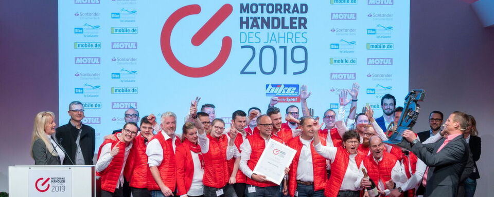 Das ist der Moment: Preisübergabe „Motorradhändler des Jahres“ 2019 an Team Zweirad Trinkner, Löchgau. Das ist der Moment: Preisübergabe „Motorradhändler des Jahres“ 2019 an Team Zweirad Trinkner, Löchgau.
