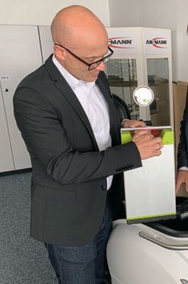 Bild 3: Autor Thilo Hack mit einem Akku, der kleiner wäre, wenn auf 21700er-Zellen umgestellt würde. Bild 3: Autor Thilo Hack mit einem Akku, der kleiner wäre, wenn auf 21700er-Zellen umgestellt würde.