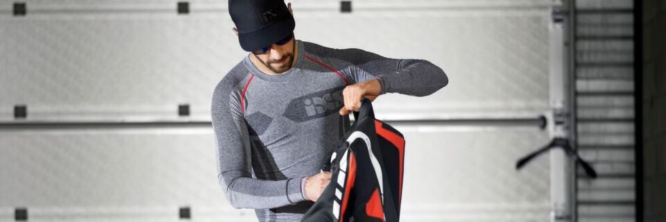 Die Unterbekleidung verhindert das nasse Kleben von Jacke und Hose auf der Haut und dient als zusätzliche Verschiebeschicht. Die Unterbekleidung verhindert das nasse Kleben von Jacke und Hose auf der Haut und dient als zusätzliche Verschiebeschicht.