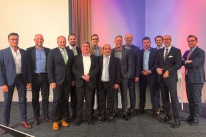 Führungsteam des VCDP: (v. li.) Wilfried Luxen, Michael Rüschendorf, Bernd Merz, Kristian Postert, Sven Schrader, David Winter, Stephan Wachalski, Tom Rick, Thomas Kramer, Peter Gerards, Marc Voß, Ubbo Latajka und Felix Babilas. Führungsteam des VCDP: (v. li.) Wilfried Luxen, Michael Rüschendorf, Bernd Merz, Kristian Postert, Sven Schrader, David Winter, Stephan Wachalski, Tom Rick, Thomas Kramer, Peter Gerards, Marc Voß, Ubbo Latajka und Felix Babilas.