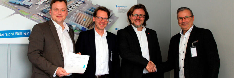 Shakehands bei der Vertragsverlängerung (v.l.): Bernd Schäflein (Vorstand), Frank Lengefeld (Director Purchasing and Logistics, Bosch), Achim Schäflein (Vorstandsvorsitzender) und Tilmann Röhrborn (Vice President Purchasing, Bosch). Shakehands bei der Vertragsverlängerung (v.l.): Bernd Schäflein (Vorstand), Frank Lengefeld (Director Purchasing and Logistics, Bosch), Achim Schäflein (Vorstandsvorsitzender) und Tilmann Röhrborn (Vice President Purchasing, Bosch).