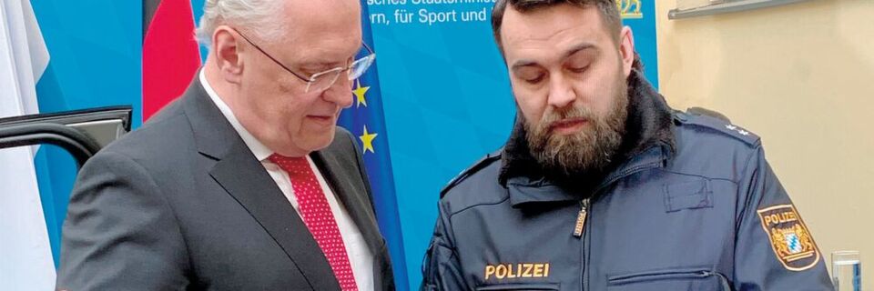Der bayrische Innenminister Joachim Hermann (l.) mit einem Polizeibeamten beim Vorstellen des Projekts „Mobile Police“ Der bayrische Innenminister Joachim Hermann (l.) mit einem Polizeibeamten beim Vorstellen des Projekts „Mobile Police“