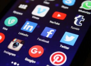 Neben XING und LinkedIn spielen auch längst „private“ Netzwerke wie Facebook oder Instagram im Social Media Recruiting eine Rolle. Neben XING und LinkedIn spielen auch längst „private“ Netzwerke wie Facebook oder Instagram im Social Media Recruiting eine Rolle.