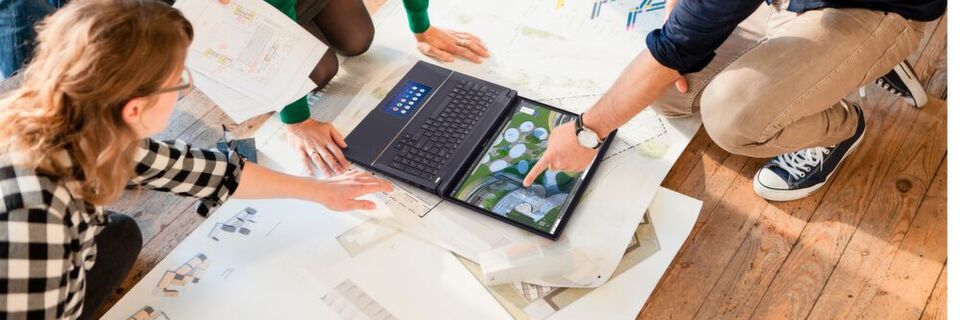 Das ProArt StudioBook Pro X W730 von Asus ist mit einer Nvidia Quadro RTX 5000 Grafik ausgestattet und für eine ganze Reihe professioneller Anwendungen zertifiziert. Das 17-Zoll-Display kann bis zu einem Winkel von 180 Grad aufgeklappt werden und erlaubt so ein gemeinsames Arbeiten an einem Projekt. Das ProArt StudioBook Pro X W730 von Asus ist mit einer Nvidia Quadro RTX 5000 Grafik ausgestattet und für eine ganze Reihe professioneller Anwendungen zertifiziert. Das 17-Zoll-Display kann bis zu einem Winkel von 180 Grad aufgeklappt werden und erlaubt so ein gemeinsames Arbeiten an einem Projekt.