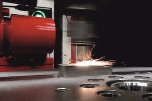 Nicht nur für das Beschichten rotationssymmetrischer Bauteile geeignet: Das EHLA-Verfahren wird nun für die additive Fertigung von 3D-Geometrien weiterentwickelt. Nicht nur für das Beschichten rotationssymmetrischer Bauteile geeignet: Das EHLA-Verfahren wird nun für die additive Fertigung von 3D-Geometrien weiterentwickelt.