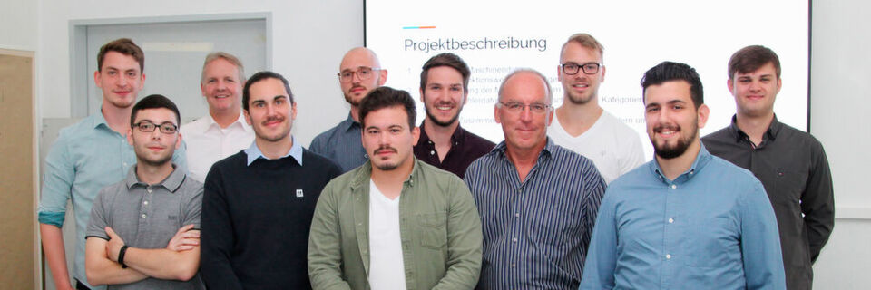 Im Rahmen eines Projekts analysierten Studierende der Hochschule Pforzheim, Mithilfe von Data Science, die Steuerungs- und Fehlerdaten eines Unternehmens. Unterstützung erhielten sie vom Pforzheimer Professor Dr. Joachim Schuler (4.v.r.). Im Rahmen eines Projekts analysierten Studierende der Hochschule Pforzheim, Mithilfe von Data Science, die Steuerungs- und Fehlerdaten eines Unternehmens. Unterstützung erhielten sie vom Pforzheimer Professor Dr. Joachim Schuler (4.v.r.).