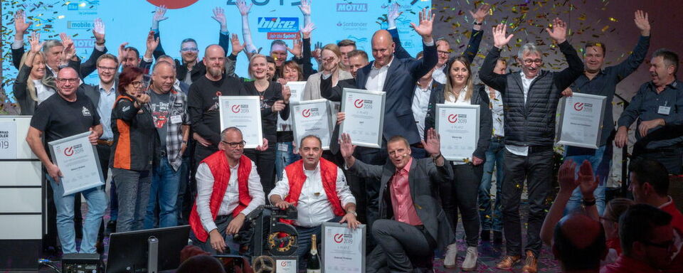 Die Stunde der Sieger: Die prämierten Motorradhändler des Jahres vereint im Konfettiregen. Die Stunde der Sieger: Die prämierten Motorradhändler des Jahres vereint im Konfettiregen.