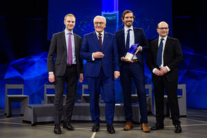 Frank-Walter Steinmeier (2.v.l.), Bundespräsident, steht gemeinsam mit den Preisträgern des deutschen Zukunftspreises, Alexander Rinke (l-r), Martin Klenk und Bastian Nominacher, nach der Verleihung auf der Bühne. Der Preis wurde für das Projekt „Process Mining - Schlüsseltechnologie für die Zukunft der Arbeit und Wertschöpfung in Unternehmen“ der Celonis SE vergeben. Frank-Walter Steinmeier (2.v.l.), Bundespräsident, steht gemeinsam mit den Preisträgern des deutschen Zukunftspreises, Alexander Rinke (l-r), Martin Klenk und Bastian Nominacher, nach der Verleihung auf der Bühne. Der Preis wurde für das Projekt „Process Mining - Schlüsseltechnologie für die Zukunft der Arbeit und Wertschöpfung in Unternehmen“ der Celonis SE vergeben.