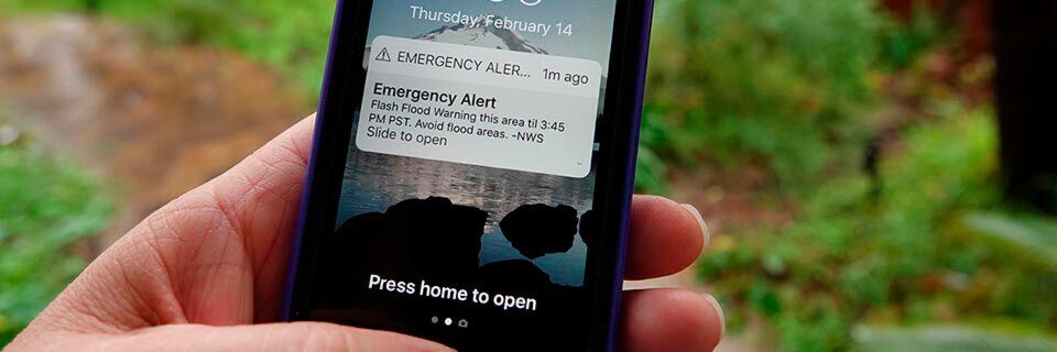 Das Smartphone spielt bei den von der EU ab Juni 2022 vorgeschriebenen öffentlichen Warnsystemen eine zentrale Rolle. Das Smartphone spielt bei den von der EU ab Juni 2022 vorgeschriebenen öffentlichen Warnsystemen eine zentrale Rolle.