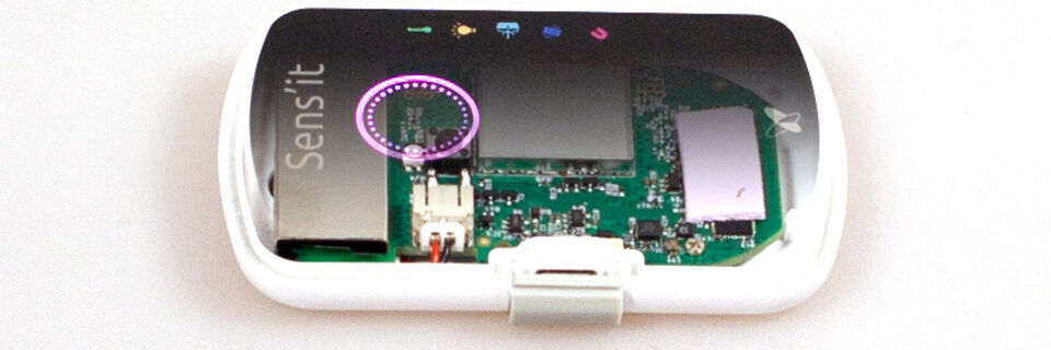 Im kompakten Gehäuse des Sens'it stecken Akku, STM32-Mikroprozessor, mehrere Sensoren sowie ein Transceiver. Im kompakten Gehäuse des Sens'it stecken Akku, STM32-Mikroprozessor, mehrere Sensoren sowie ein Transceiver.