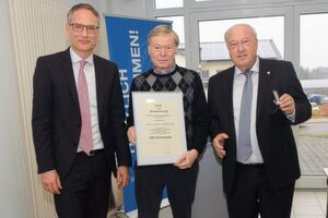 Geehrt: Geschäftsführer Jens Bleutge (li.) und Präsident Hans-Werner Norren (re.) überreichen Peter Reißmann, Ehrenobermeister der Kfz-Innung Westpfalz, die ZDK-Ehrennadel. Geehrt: Geschäftsführer Jens Bleutge (li.) und Präsident Hans-Werner Norren (re.) überreichen Peter Reißmann, Ehrenobermeister der Kfz-Innung Westpfalz, die ZDK-Ehrennadel.