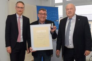 Ausgezeichnet: Geschäftsführer Jens Bleutge (li.) und Präsident Hans-Werner Norren (re.) überreichen dem scheidenden Landesinnungsmeister Christian Pflughaupt die Silberne ZDK-Ehrennadel. Ausgezeichnet: Geschäftsführer Jens Bleutge (li.) und Präsident Hans-Werner Norren (re.) überreichen dem scheidenden Landesinnungsmeister Christian Pflughaupt die Silberne ZDK-Ehrennadel.