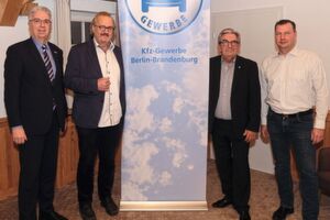 Blicken voraus: (v.li.) Knut Deutscher (Hauptgeschäftsführer HWK Cottbus), Thomas Lundt (Vizepräsident), Peter Lange (Präsident) und Ringo Becker (Vizepräsident; alle drei Kfz-Gewerbe Berlin-Brandenburg). Blicken voraus: (v.li.) Knut Deutscher (Hauptgeschäftsführer HWK Cottbus), Thomas Lundt (Vizepräsident), Peter Lange (Präsident) und Ringo Becker (Vizepräsident; alle drei Kfz-Gewerbe Berlin-Brandenburg).