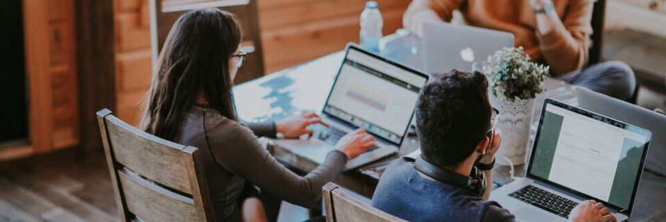 Alle Online-Commerce-Plattformen haben etwas gemein. Eine Unmenge von Daten – sprich Wissen. Alle Online-Commerce-Plattformen haben etwas gemein. Eine Unmenge von Daten – sprich Wissen.