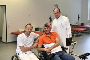 Dr. Mirko Aach (Leiter der Abteilung für Rückenmarkverletzte am Bergmannsheil), Manouchehr Sarshar, Prof. Dr. Thomas A. Schildhauer (Ärztlicher Direktor / Direktor der Chirurgischen Klinik am Bergmannsheil) (v.l.n.r.). Dr. Mirko Aach (Leiter der Abteilung für Rückenmarkverletzte am Bergmannsheil), Manouchehr Sarshar, Prof. Dr. Thomas A. Schildhauer (Ärztlicher Direktor / Direktor der Chirurgischen Klinik am Bergmannsheil) (v.l.n.r.).