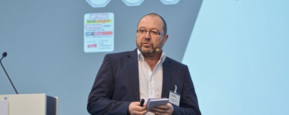 Johannes Vix, Stefan Keckeisen Akkumulatoren, erklärt bei seinem Vortrag, worum es bei einer Motorradbatterie eigentlich geht. Johannes Vix, Stefan Keckeisen Akkumulatoren, erklärt bei seinem Vortrag, worum es bei einer Motorradbatterie eigentlich geht.