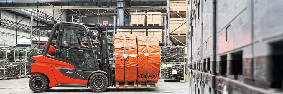 Die neuen Hydrostaten von Linde Material Handling arbeiten im Traglastbereich von 2,0 bis 3,5 t. Mehr Sicherheit und Produktivität durch bessere Sicht ist nur ein Highlight der Verbrenner. Die neuen Hydrostaten von Linde Material Handling arbeiten im Traglastbereich von 2,0 bis 3,5 t. Mehr Sicherheit und Produktivität durch bessere Sicht ist nur ein Highlight der Verbrenner.
