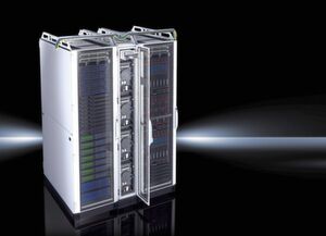 Bild 2: Platzsparend für High Performance Cooling. Die wasserbasierten LCP CW-Kühlsysteme für Rack- und Reihenkühlung sind für hohe IT-Leistungsklassen konzipiert. Durch hohe Wasservorlauftemperaturen wird der Anteil der indirekten freien Kühlung gesteigert, wodurch sich die Betriebskosten reduzieren. Bild 2: Platzsparend für High Performance Cooling. Die wasserbasierten LCP CW-Kühlsysteme für Rack- und Reihenkühlung sind für hohe IT-Leistungsklassen konzipiert. Durch hohe Wasservorlauftemperaturen wird der Anteil der indirekten freien Kühlung gesteigert, wodurch sich die Betriebskosten reduzieren.