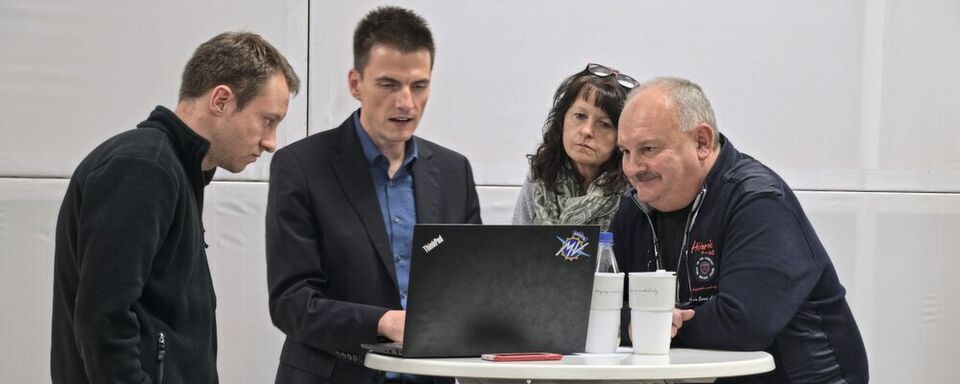 Christian Vossen (2. v. li.) wirbt für das neue Partnerschaftsmodell von MV Agusta für deutsche Händler. Christian Vossen (2. v. li.) wirbt für das neue Partnerschaftsmodell von MV Agusta für deutsche Händler.