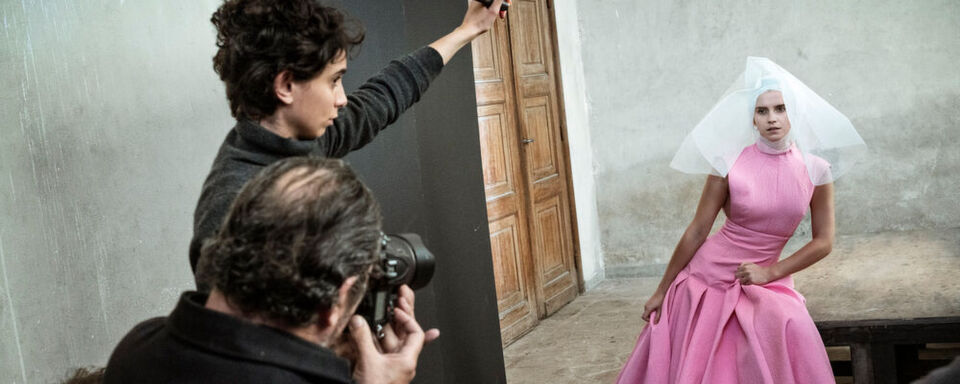„Behind the Scenes“ Pirelli-Kalender-Produktion: Mit Emma Watson als moderne Julia von Shakespeare. „Behind the Scenes“ Pirelli-Kalender-Produktion: Mit Emma Watson als moderne Julia von Shakespeare.