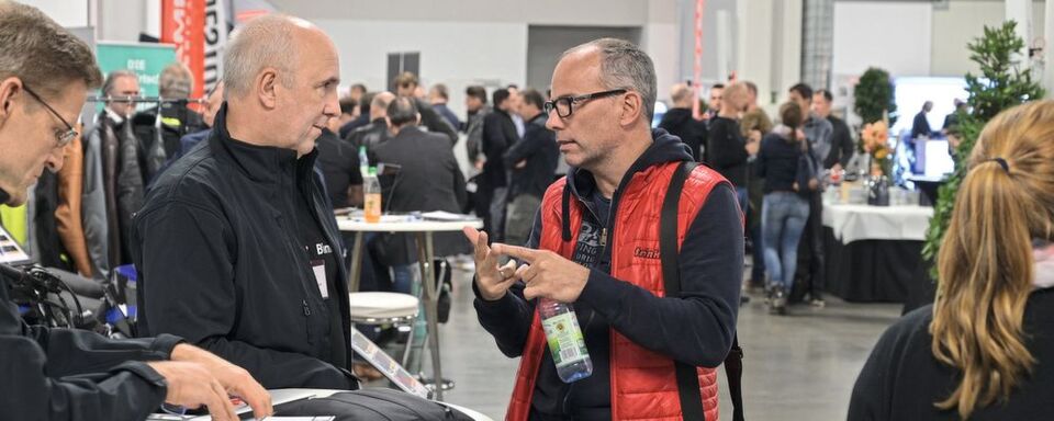 Achim Trinkner (re.) von Zweirad Trinkner erkundigt sich nach den Vorteile der neuen Plattfom Bimoro. Achim Trinkner (re.) von Zweirad Trinkner erkundigt sich nach den Vorteile der neuen Plattfom Bimoro.